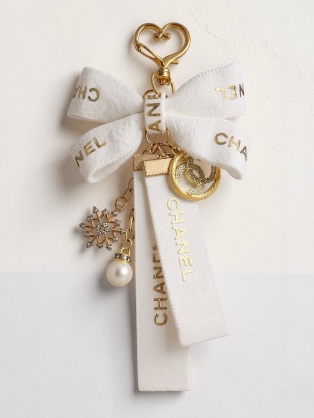 Chanel White Bow Charm Keychain Charm NIB - Picture 1 of 13